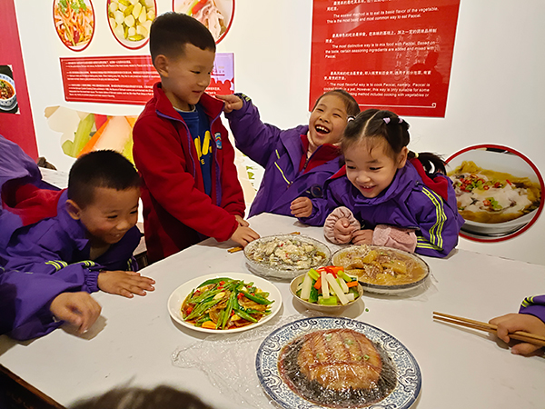 眉山东坡：擦亮东坡品牌 打造全域研学旅行目的地_fororder_孩子们在研学旅行课程中了解泡菜文化-供图-东坡区委宣传部