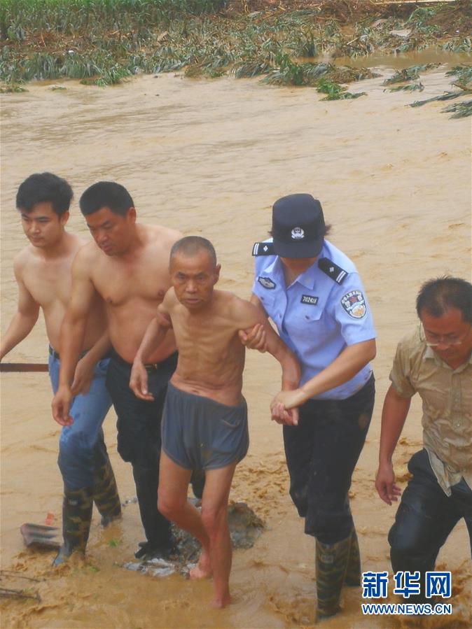 广西田林：暴雨引发泥石流 400多人被紧急疏散