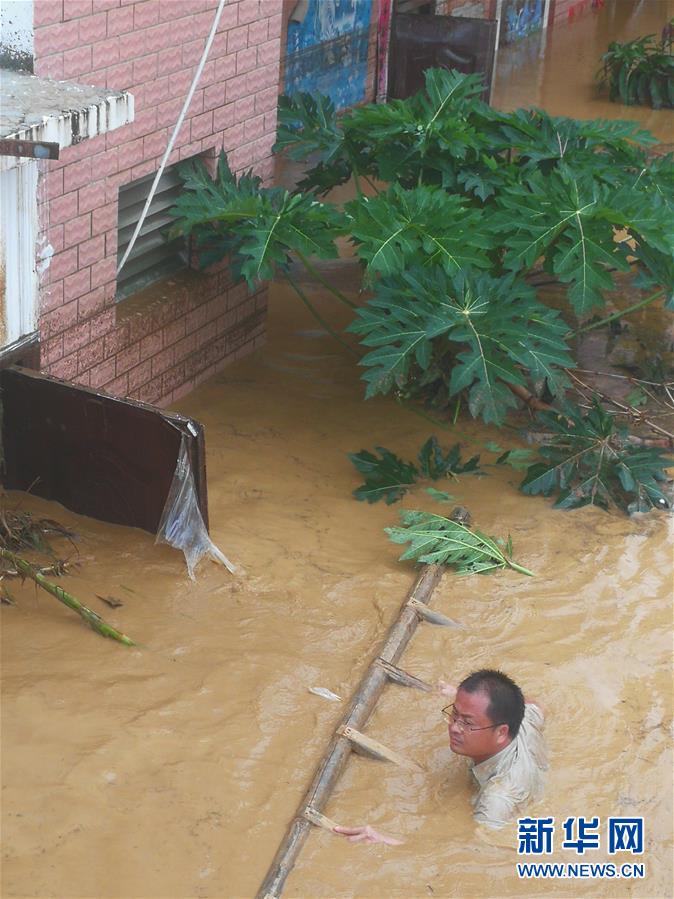 广西田林：暴雨引发泥石流 400多人被紧急疏散