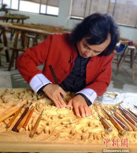 浙江工藝美術作品赴港展出 東陽木雕傳承人覓共鳴
