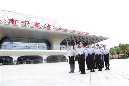 广西首批进港列车乘警亮相