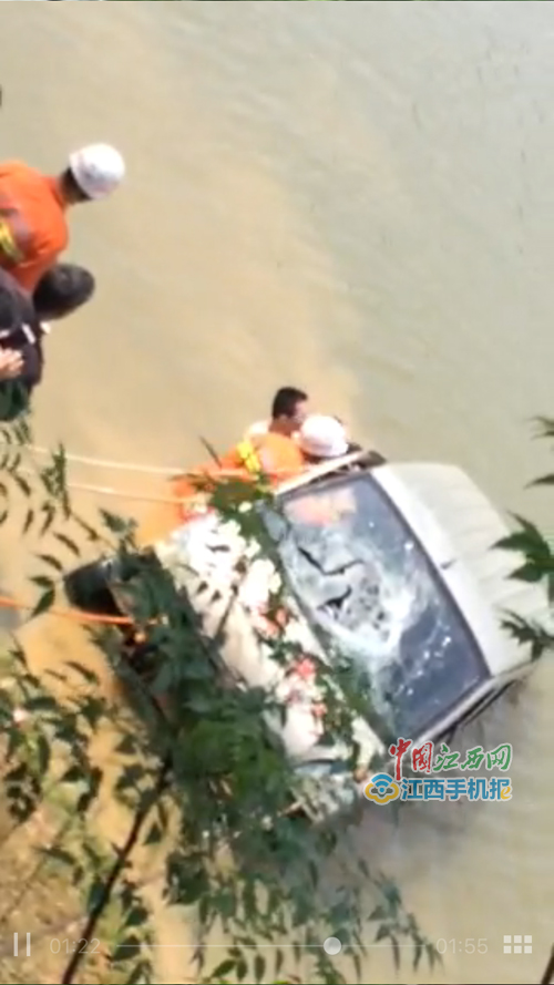 面包车开进河中 司机逃出2名女中学生溺亡(图)