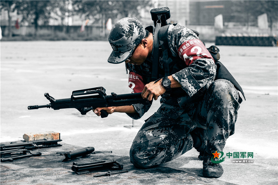 軍校學員比武秀絕技 40秒拆裝一隻槍 軍校學員比武秀絕技 40秒拆裝一隻槍