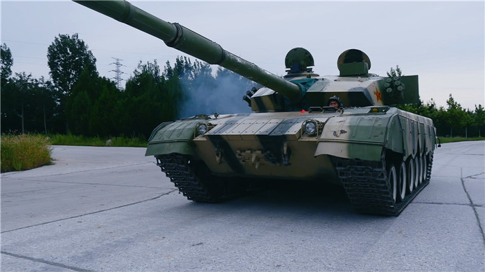 图片默认标题_fororder_中国装甲兵李东驾驶坦克