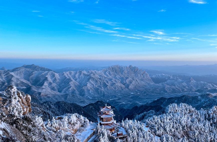 河南白雲山迎2022年初雪 雲海雪山宛如仙境