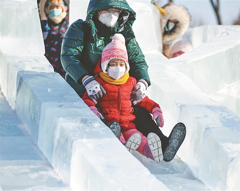 游园玩雪赏冰雕 冰雪季赴欢乐之约
