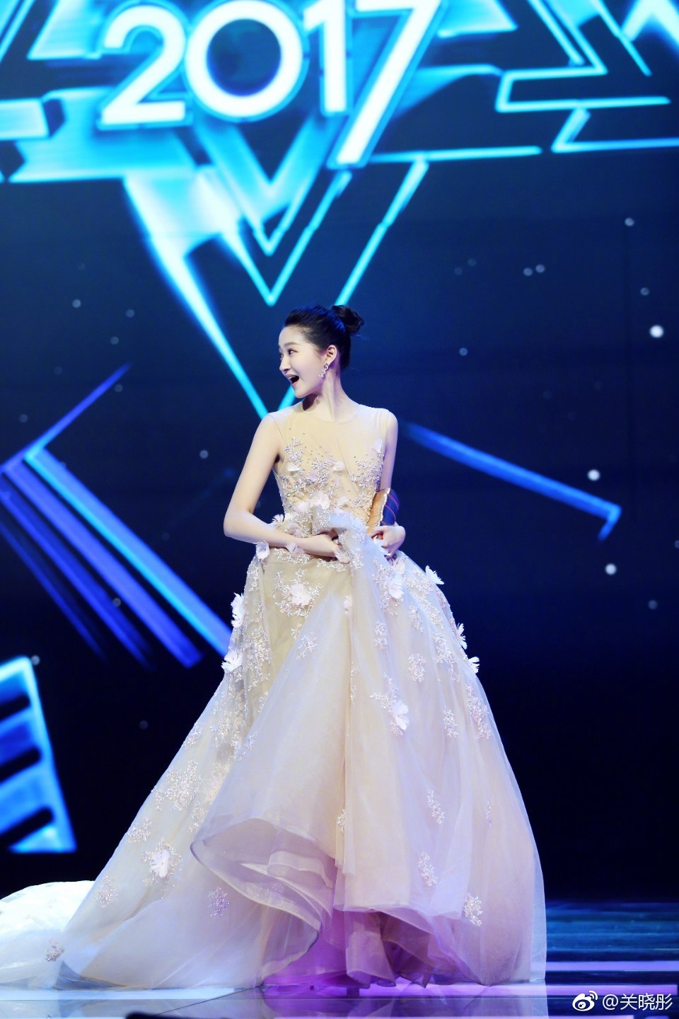 關曉彤裸色長裙秀美背 中指戒指透露戀愛甜蜜