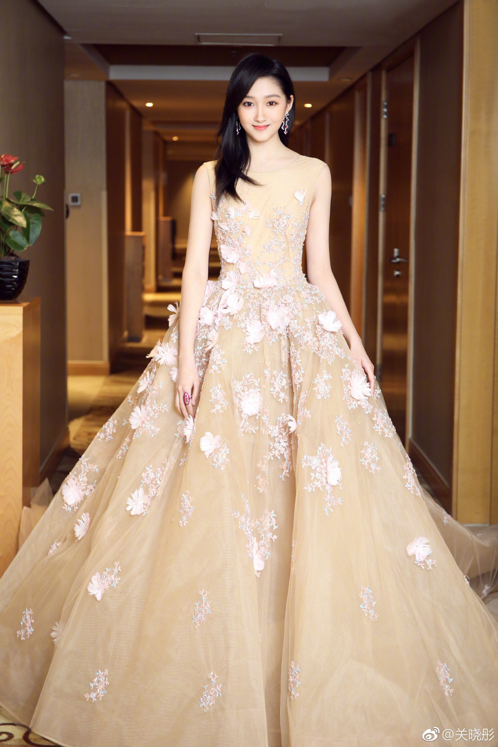 關曉彤裸色長裙秀美背 中指戒指透露戀愛甜蜜