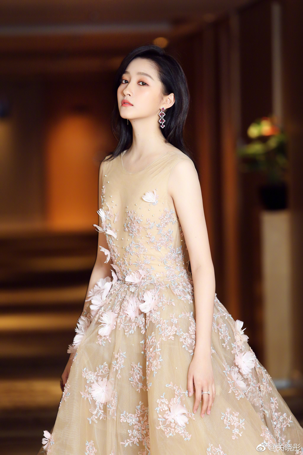 關曉彤裸色長裙秀美背 中指戒指透露戀愛甜蜜