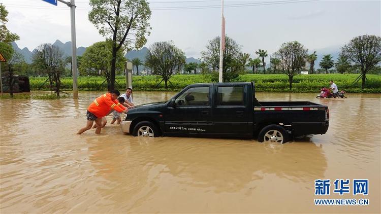 广西贺州遭遇暴雨袭击