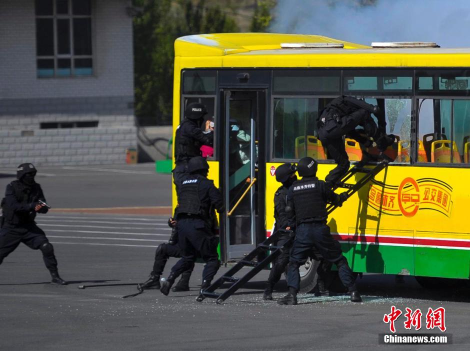 乌鲁木齐特警飞虎突击队进行反恐处突实战演练