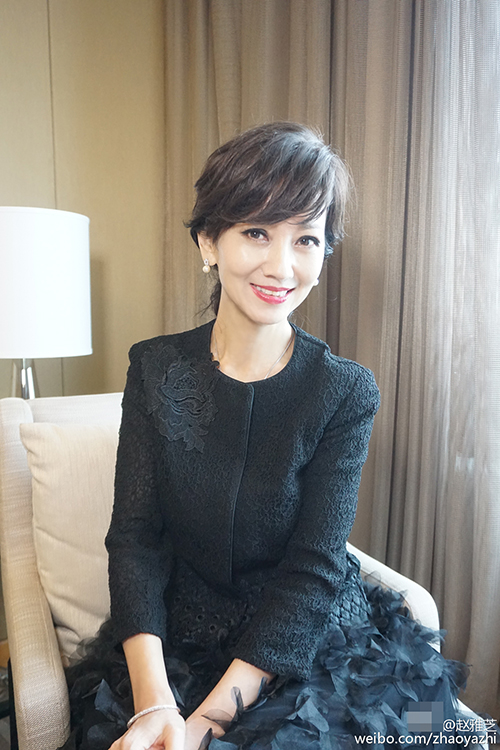 白素贞变黑天鹅！61岁赵雅芝穿黑裙露美腿气质优雅