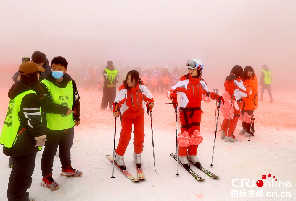 （原创）贵州省高校助力冬奥会冰雪体验行在六盘水市水城区举行_fororder_组图2