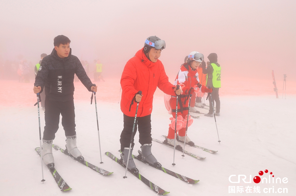 （原創）貴州省高校助力冬奧會冰雪體驗行在六盤水市水城區舉行_fororder_組圖4