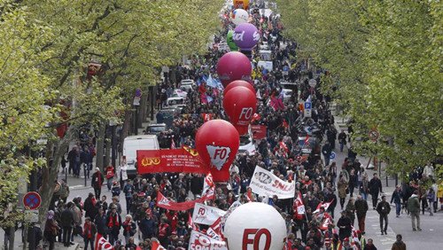 法国反劳动法游行现暴力行为 内政部长严厉谴责