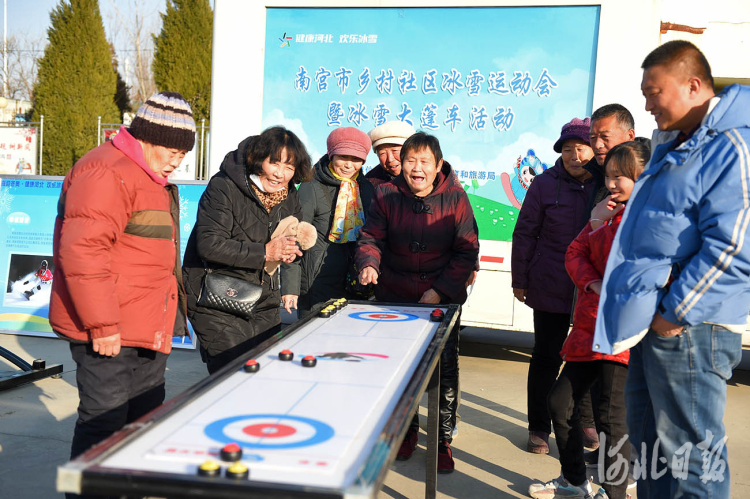 河北南宫：“冰雪大篷车”把冰雪运动送到百姓家门口