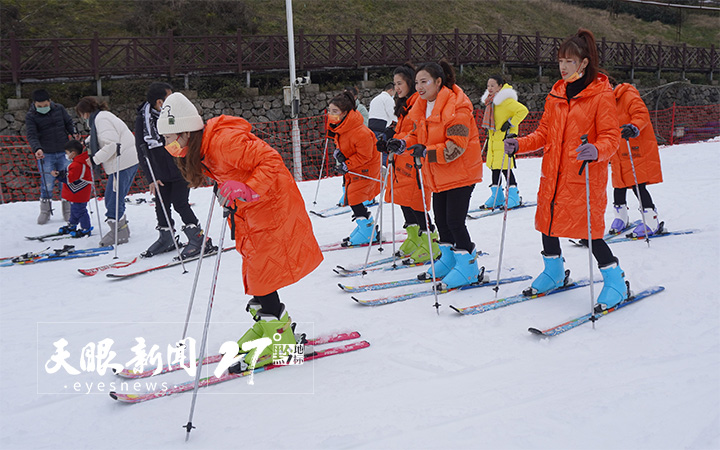 （中首）冬游冰火两重天 贵州滑雪与泡汤引客来