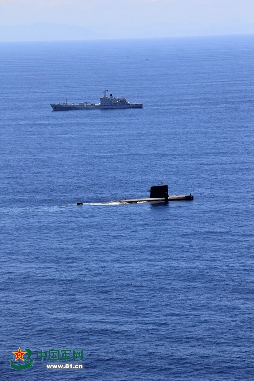 南海舰队372潜艇在某海域与水面舰艇、航空兵协同演练 南海舰队372潜艇在某海域与水面舰艇、航空兵协同演练