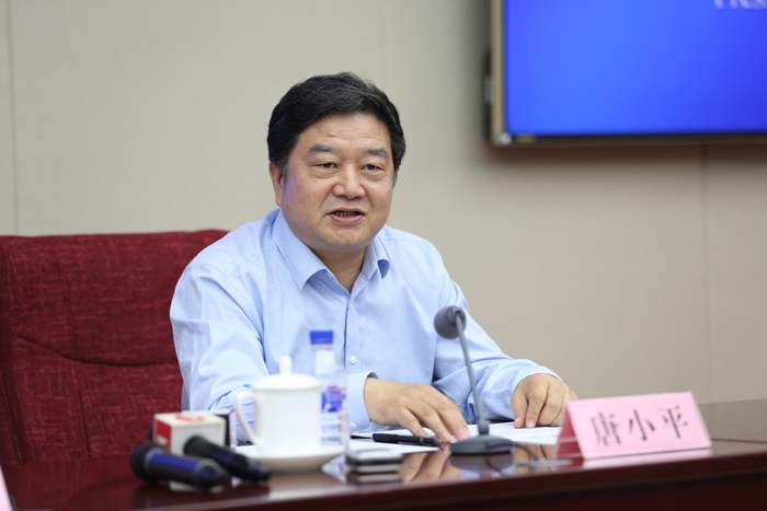 图片默认标题_fororder_唐小平在发布会上介绍国家公园相关情况