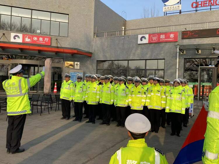渭南公安機關多種方式慶祝第二個中國人民警察節_fororder_1.10日渭南高交民警高唱《《中國人民警察警歌》》