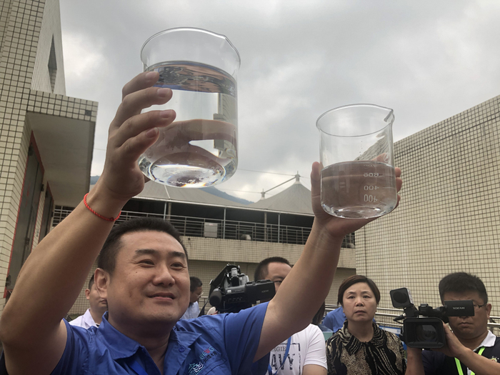 图片默认标题_fororder_南岸污水处理厂最终出水(左)和矿泉水(右)的对比