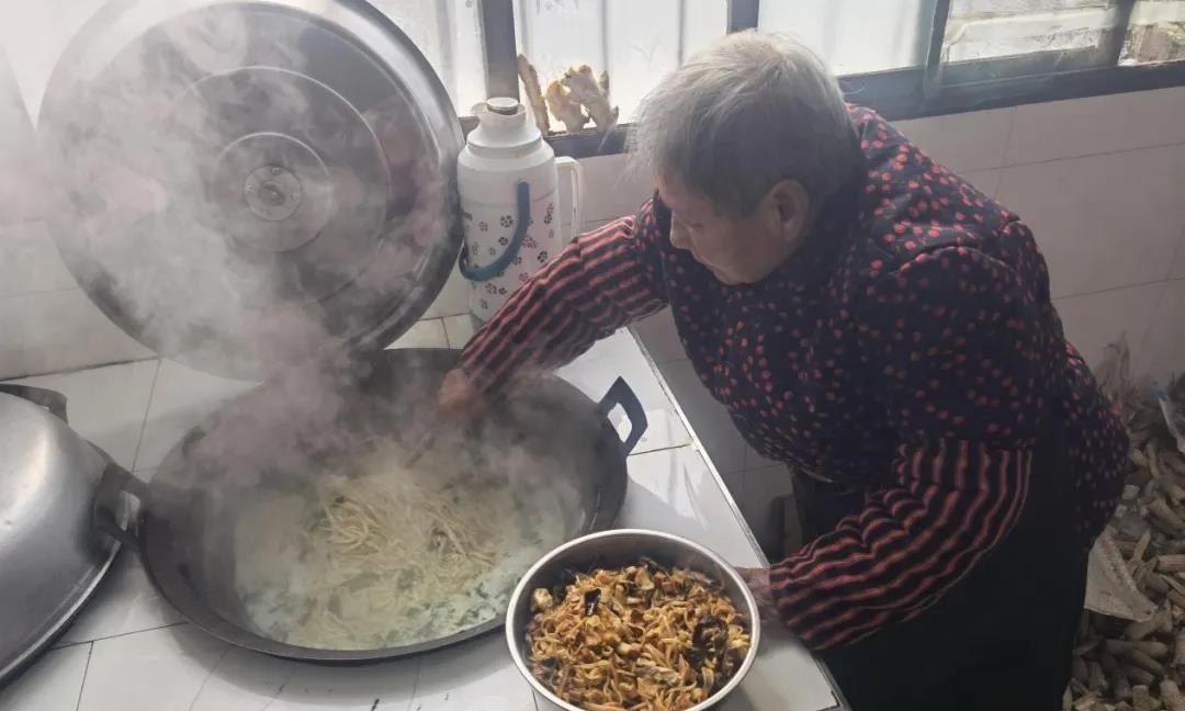 西咸新区秦汉新城：腊八粥送到防疫一线 这个节日有点暖_fororder_微信图片_20220111154149