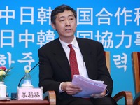 清华大学苏世民书院院长李稻葵主持经济分论坛