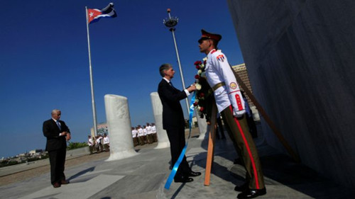 英外交大臣哈蒙德访问古巴望“建立新联系”