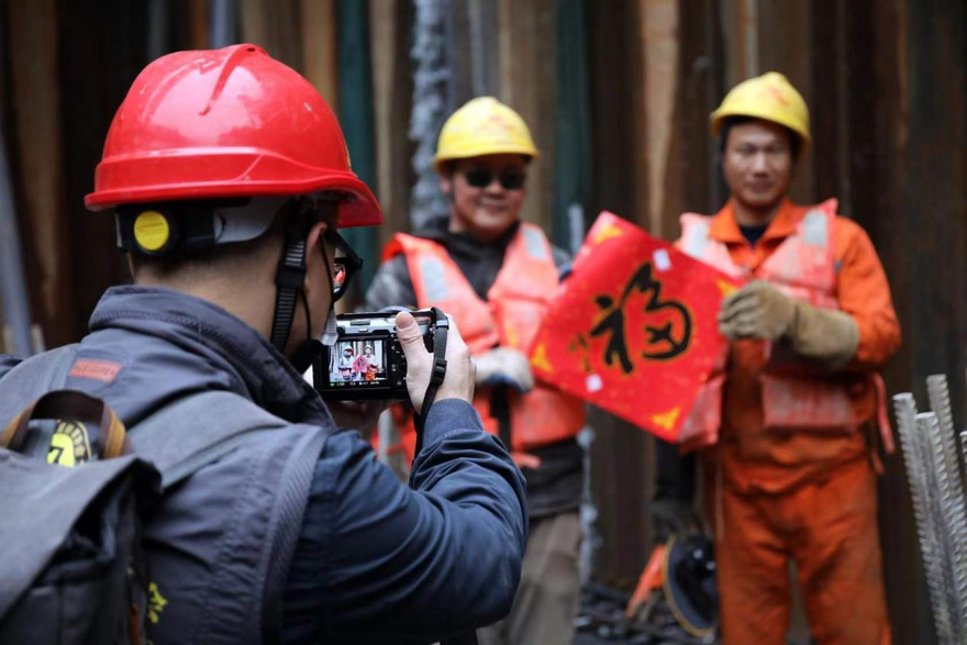 Tonglu, Hangzhou, Zhejiang: Volunteers from Photographer Association Present "Fu" to Construction Workers and Capture It in Photos_fororder_图片 4