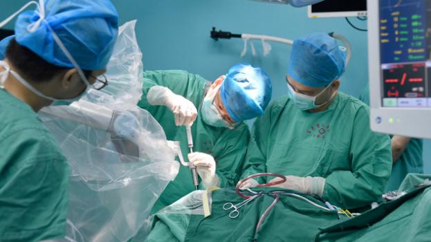 【B】百色市人民医院运用机器人完成神经外科手术