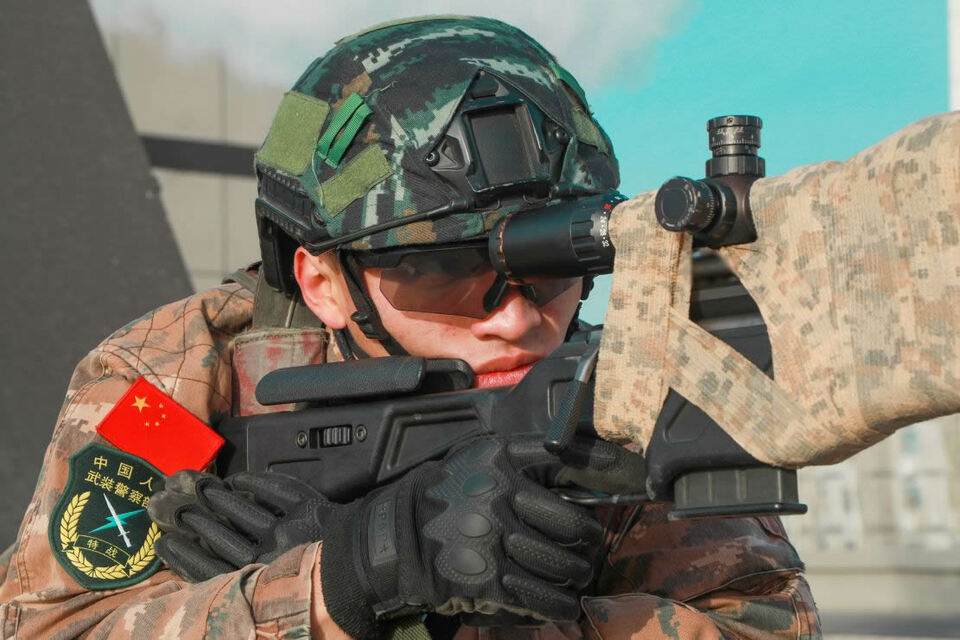 油城戈壁锤炼精兵武警特战队员冬季实战化训练真难严实