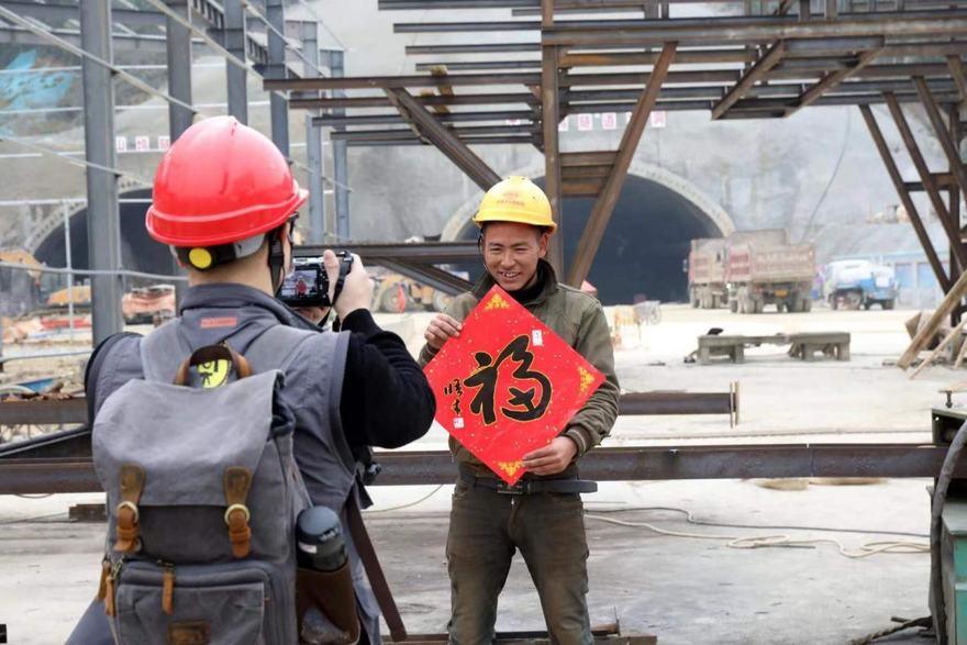 Tonglu, Hangzhou, Zhejiang: Volunteers from Photographer Association Present "Fu" to Construction Workers and Capture It in Photos_fororder_图片 2