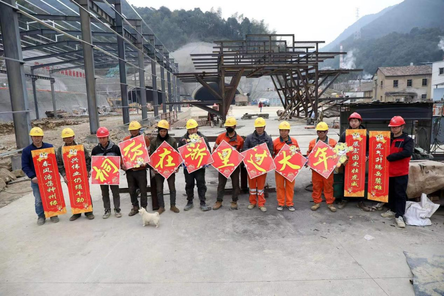 Tonglu, Hangzhou, Zhejiang: Volunteers from Photographer Association Present "Fu" to Construction Workers and Capture It in Photos_fororder_图片 3