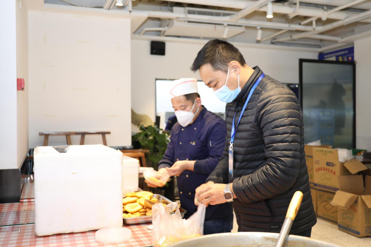 【看高新】愛心傳遞 市民自製熱騰騰的饸饹面面送“疫”線工作人員_fororder_圖片3