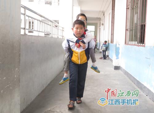 患病同學不能行走 10歲少年在校背負兩年(圖)