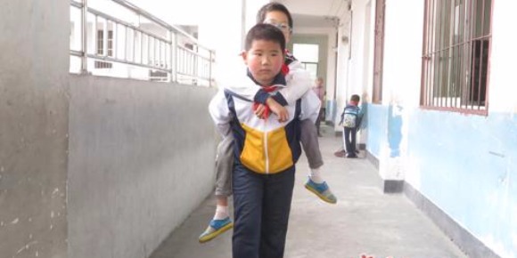 患病同學不能行走 10歲少年在校背負兩年(圖)