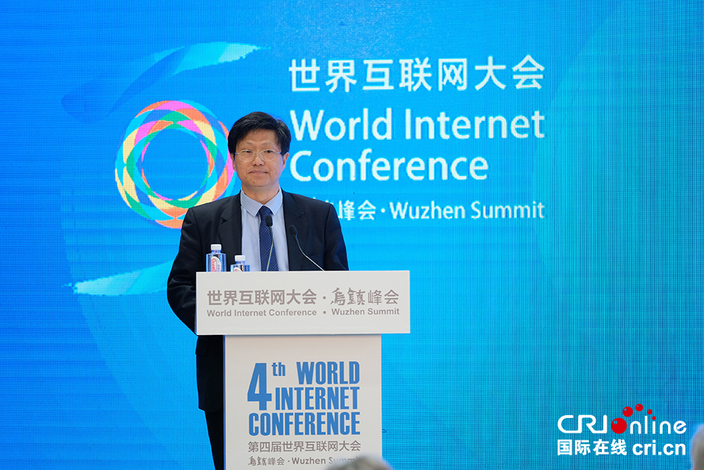 中国电子学会总部党委书记张宏图主持主旨演讲环节