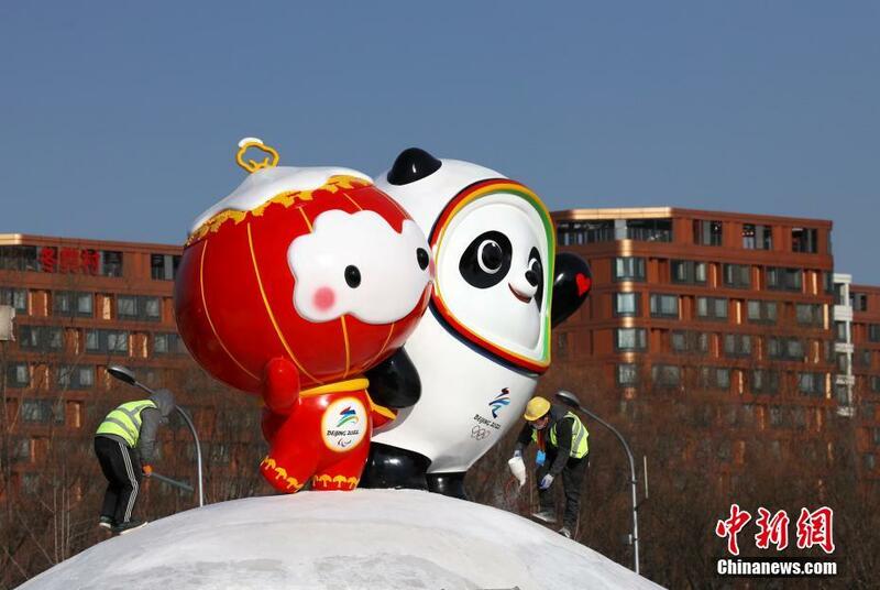 Bing Dwen Dwen da Shuey Rhon Rhon da aka ajiye a gefen titin Beichen na Beijing_fororder_0112-3