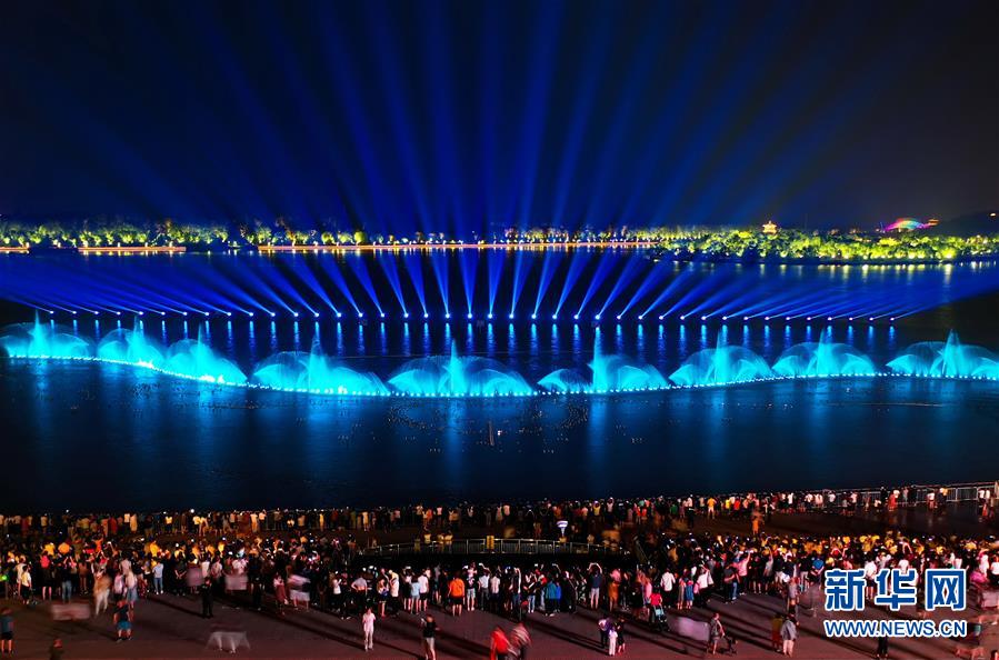 河北唐山：南湖灯光水舞秀启幕