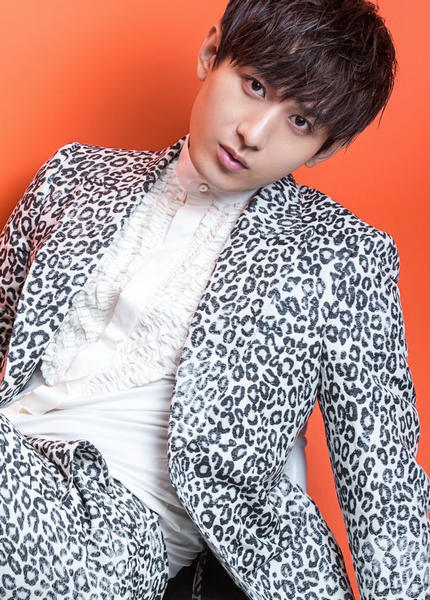 演员成毅写真大片曝光 简约温暖展冬日柔情