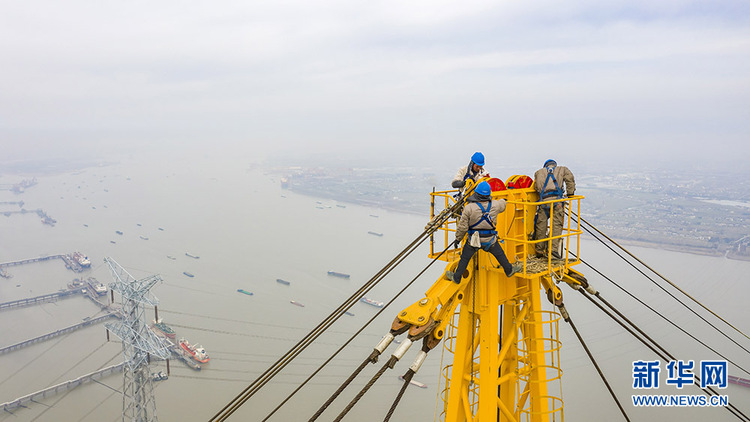 世界最高输电铁塔在江苏顺利结顶