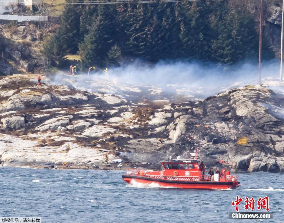 挪威一架直升机坠毁 救援人员现场搜救