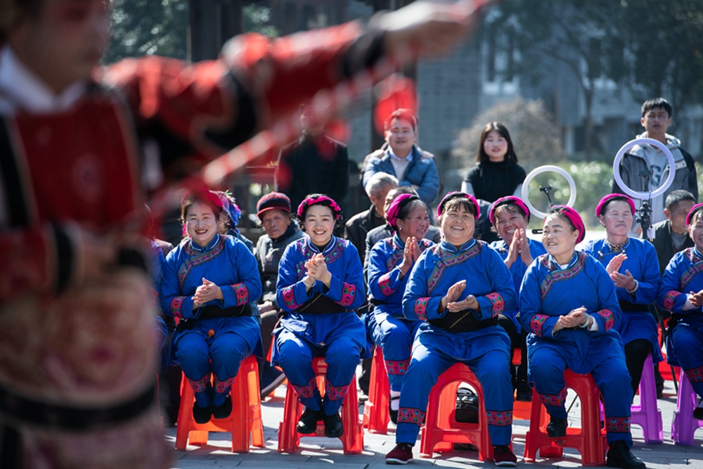 （供稿）貴州天柱：百年侗戲借“媒”新生 活躍鄉村振興大舞臺_fororder_天柱縣石洞鎮漢寨侗戲班精彩的表演，贏得了觀眾一陣又一陣熱烈的掌聲。