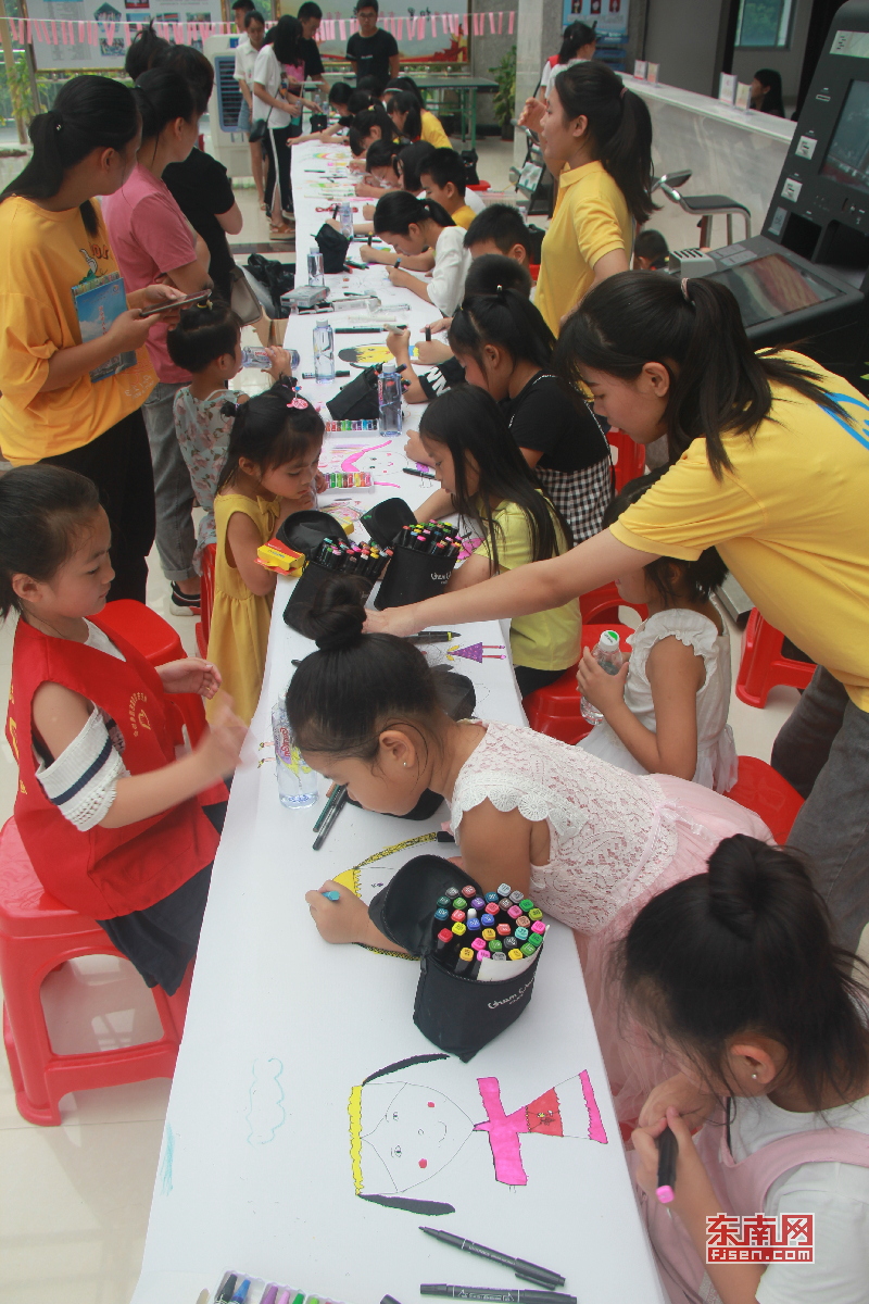 【高清图5】世界人口日 南安市小朋友用画笔绘幸福未来