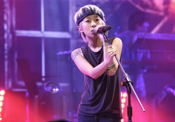 窦靖童献唱草莓音乐节 台下迷妹满坑满谷