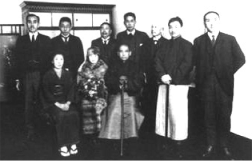 1924年11月24日，孙中山、宋庆龄在神户与前来欢迎的日本朋友合影