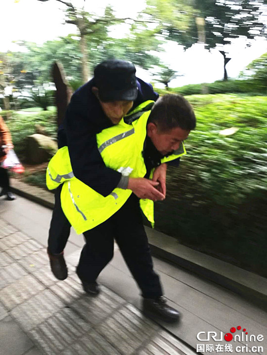 已过审【法制安全】江津民警救助八旬老人获群众点赞