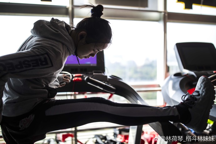 90后格斗姑娘晒照 腿部肌肉惊人