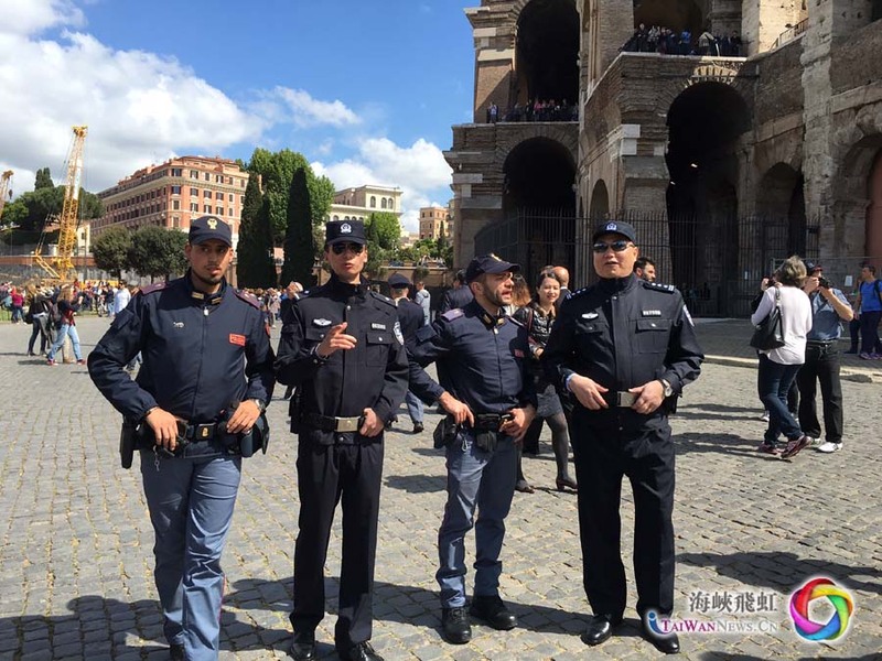 5月2日，中意兩國警務(wù)人員在意大利羅馬斗獸場外共同巡邏。