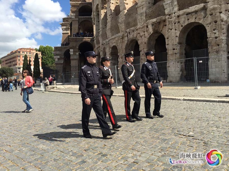 5月2日，中意兩國警務(wù)人員在意大利羅馬斗獸場外共同巡邏。